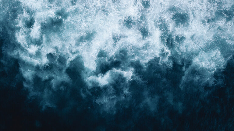 Unsplash_kuva_meren aallot_ylhäältä kuvattu_tummansininen